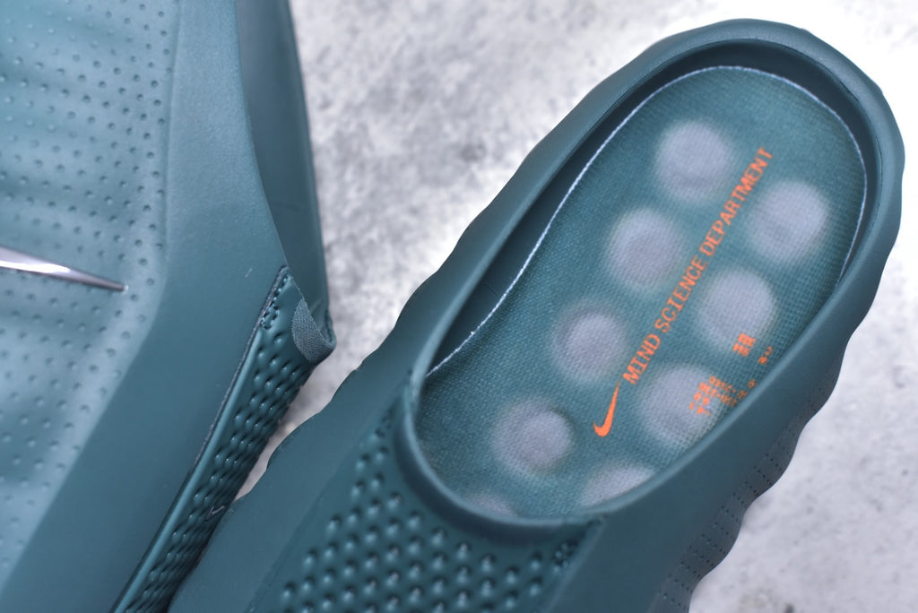 Nike Mind 001 – Closed-Toe Massage Slide | Green