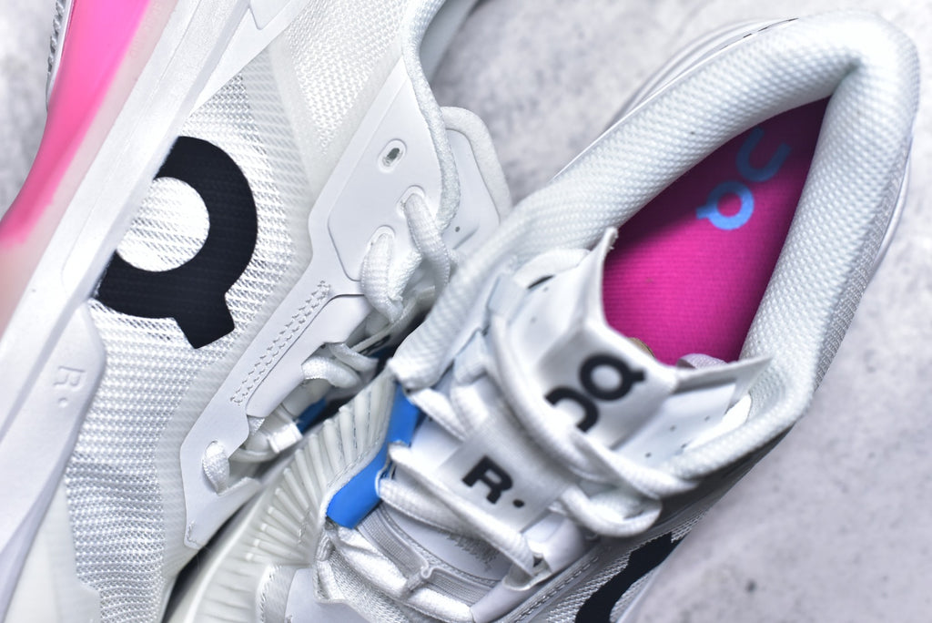 On THE ROGER Pro Fire – Low-Top Tennis Shoe