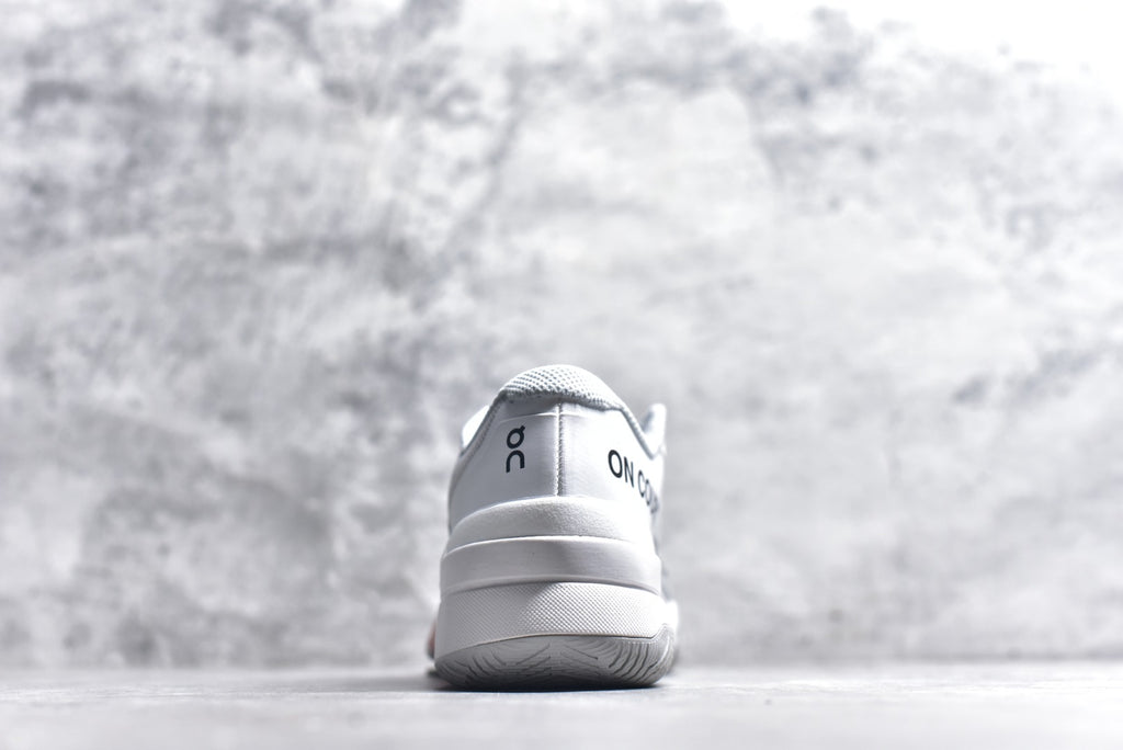 On THE ROGER Pro Fire – Low-Top Tennis Shoe