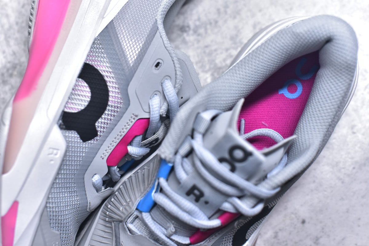 On THE ROGER Pro Fire – Low-Top Tennis Shoe