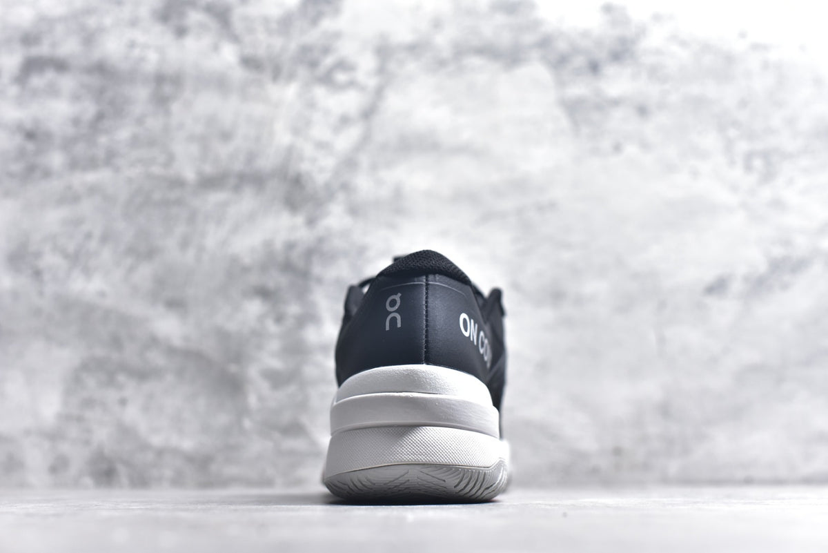On THE ROGER Pro Fire – Low-Top Tennis Shoe