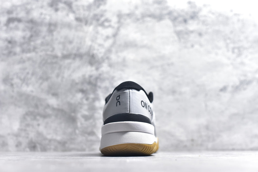 On THE ROGER Pro Fire – Low-Top Tennis Shoe