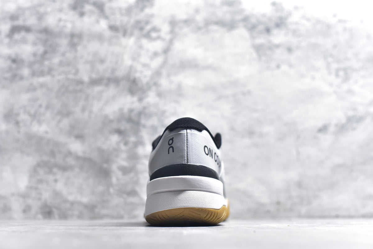 On THE ROGER Pro Fire – Low-Top Tennis Shoe