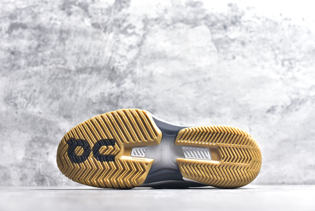 On THE ROGER Pro Fire – Low-Top Tennis Shoe