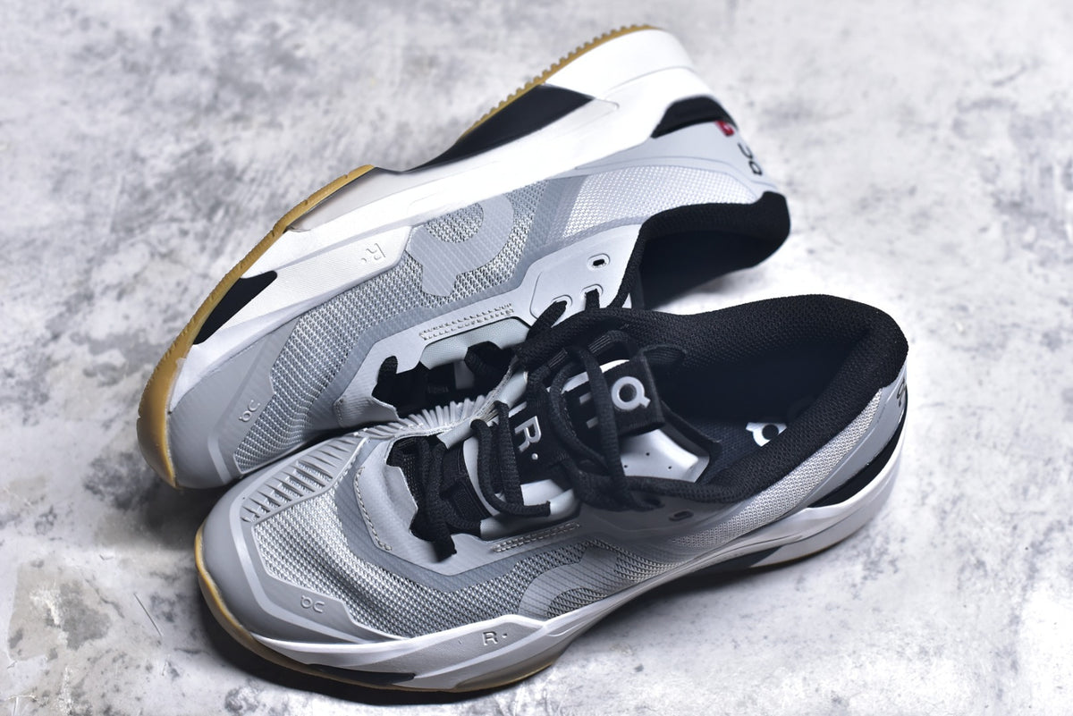 On THE ROGER Pro Fire – Low-Top Tennis Shoe