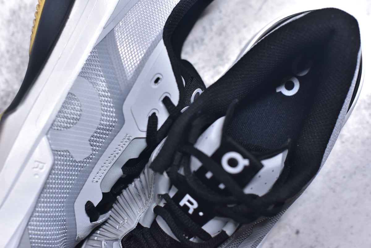 On THE ROGER Pro Fire – Low-Top Tennis Shoe